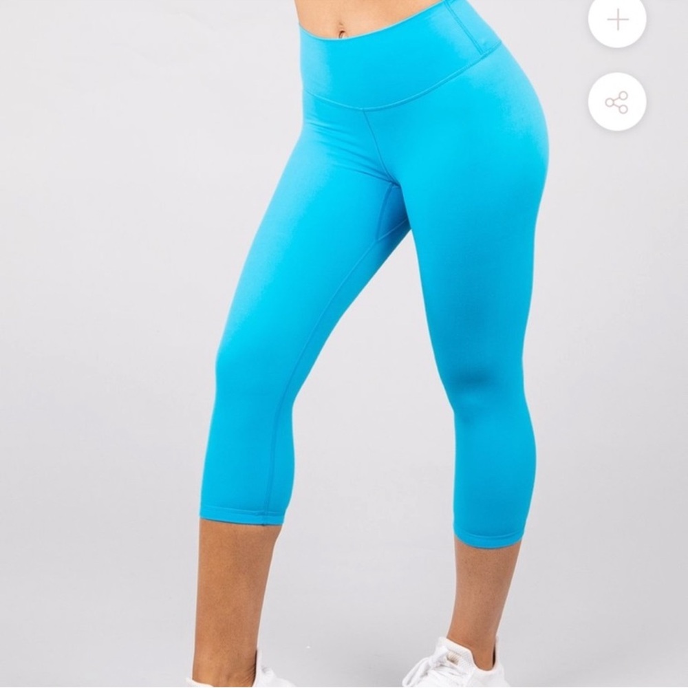 Buffbunny Cropped leggings super soft and beautiful color! Size Medium